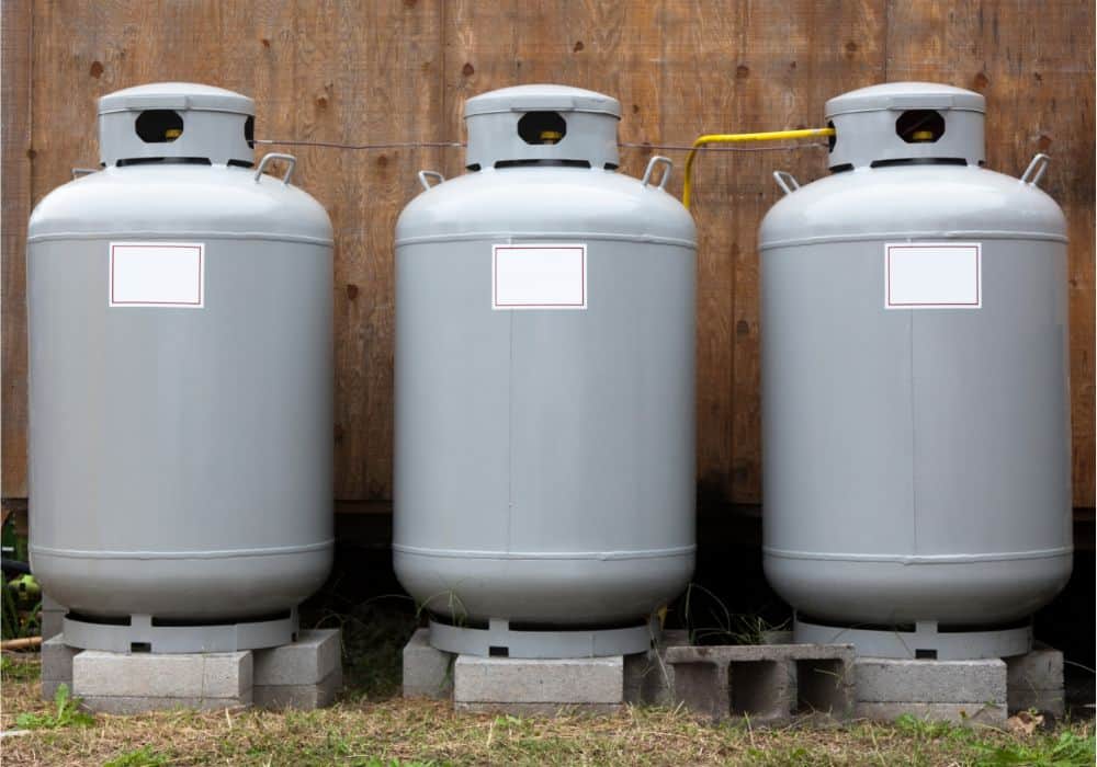 Can you transport a 100-gallon propane tank on its side?